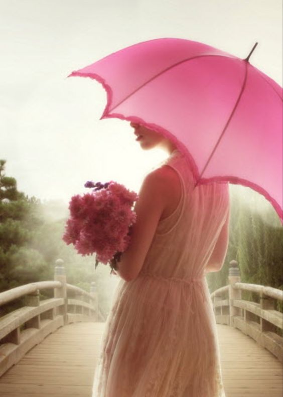 Umbrella as a decoration, matching it properly will make you more elegant and charming