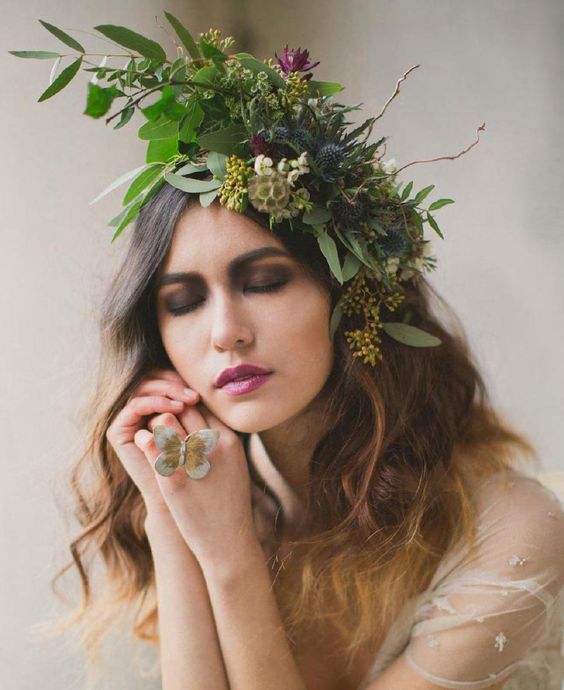 weaving hairstyles with flowers will look more perfect and more individual