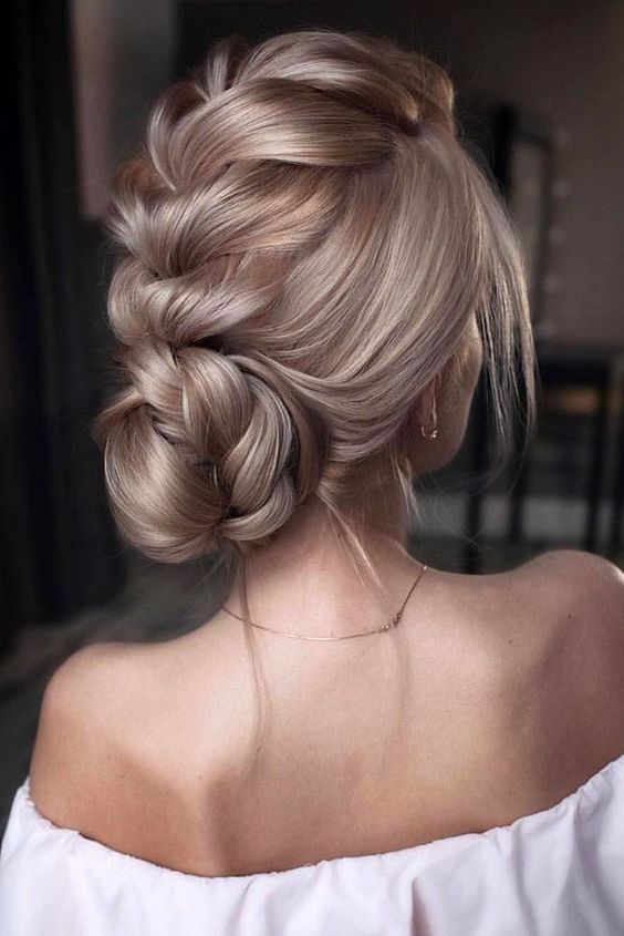 Hair styles at parties and holidays make you more attractive. Hair style can shape women's dignified, classical, gorgeous, elegant, natural and other temperament