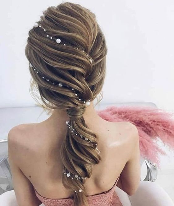 Hair styles at parties and holidays make you more attractive. Hair style can shape women's dignified, classical, gorgeous, elegant, natural and other temperament