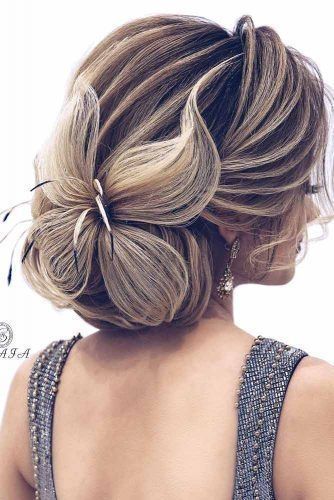 Hair styles at parties and holidays make you more attractive. Hair style can shape women's dignified, classical, gorgeous, elegant, natural and other temperament