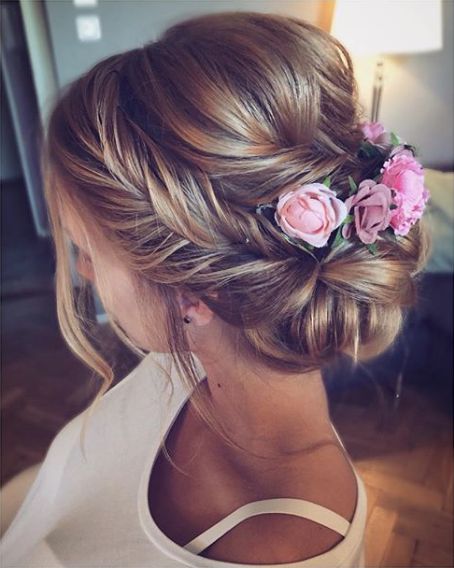 weaving hairstyles with flowers will look more perfect and more individual