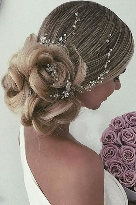 Hair styles at parties and holidays make you more attractive. Hair style can shape women's dignified, classical, gorgeous, elegant, natural and other temperament