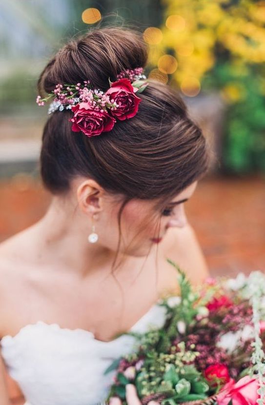 weaving hairstyles with flowers will look more perfect and more individual