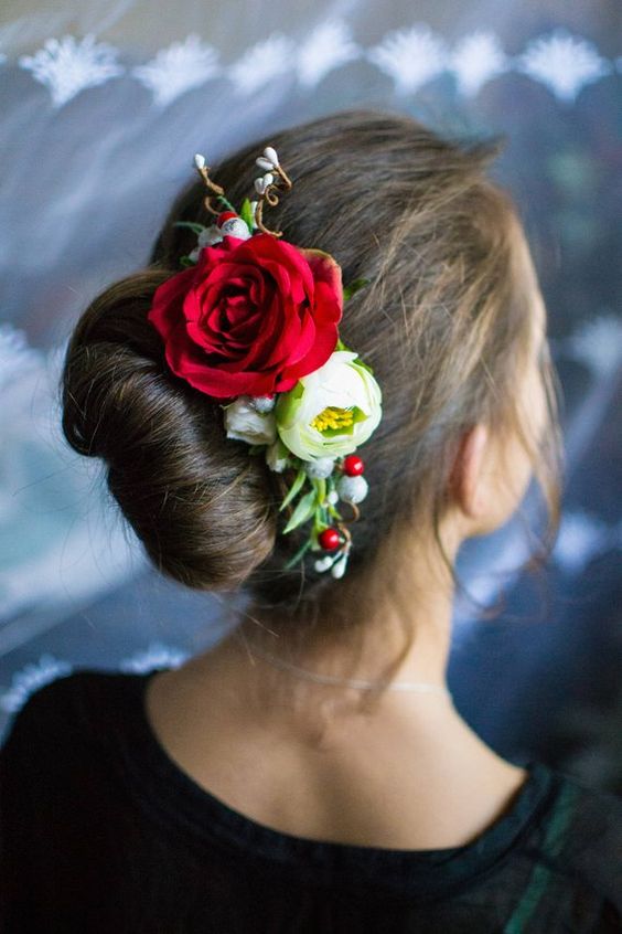 weaving hairstyles with flowers will look more perfect and more individual