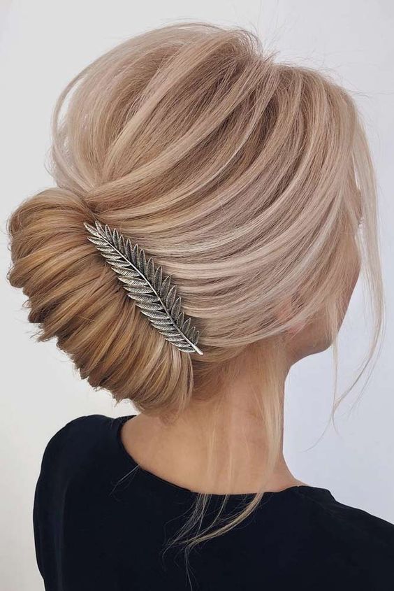 Hair styles at parties and holidays make you more attractive. Hair style can shape women's dignified, classical, gorgeous, elegant, natural and other temperament