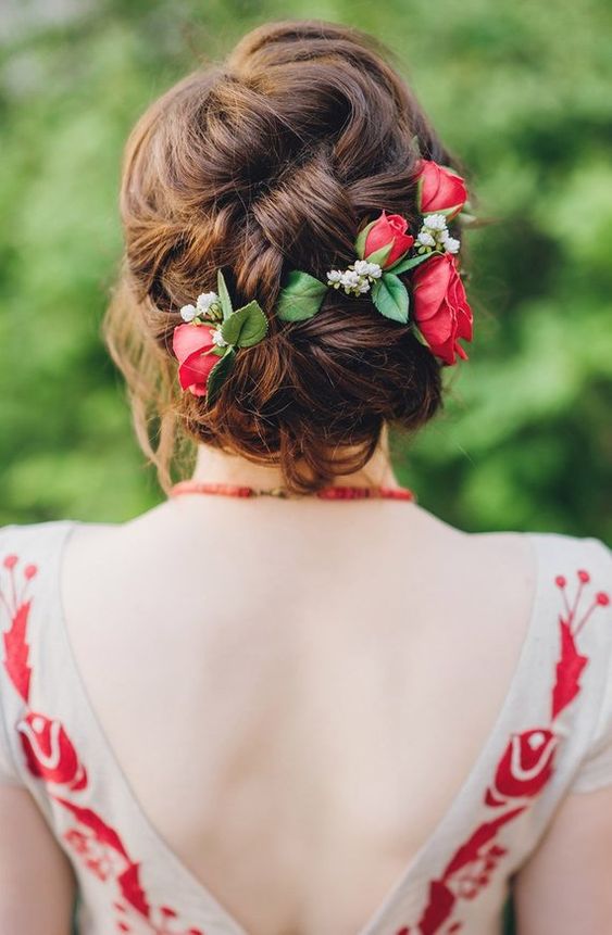 weaving hairstyles with flowers will look more perfect and more individual