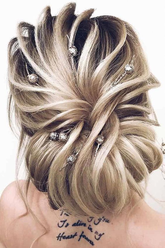 Hair styles at parties and holidays make you more attractive. Hair style can shape women's dignified, classical, gorgeous, elegant, natural and other temperament