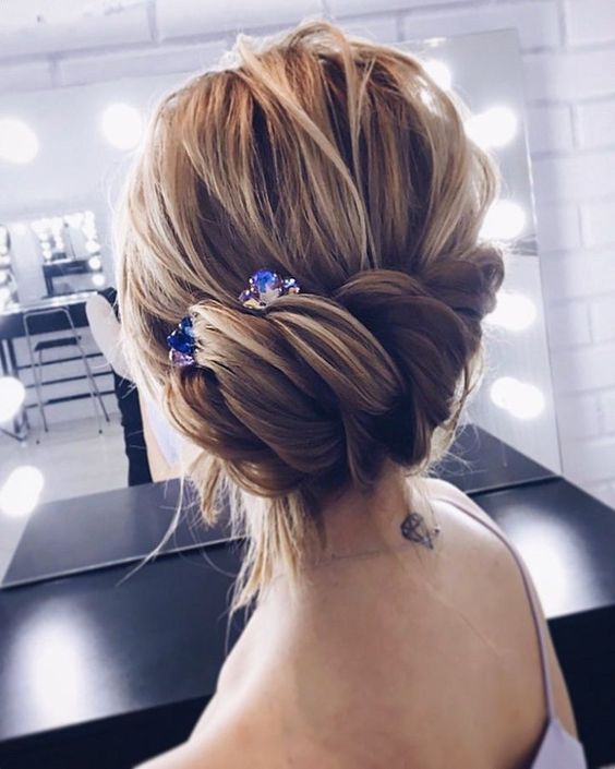 Hair styles at parties and holidays make you more attractive. Hair style can shape women's dignified, classical, gorgeous, elegant, natural and other temperament