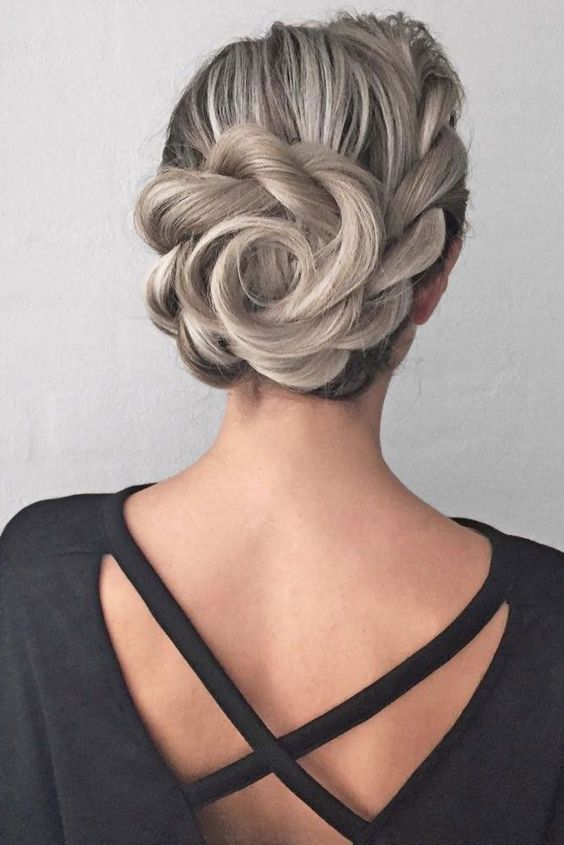 Hair styles at parties and holidays make you more attractive. Hair style can shape women's dignified, classical, gorgeous, elegant, natural and other temperament