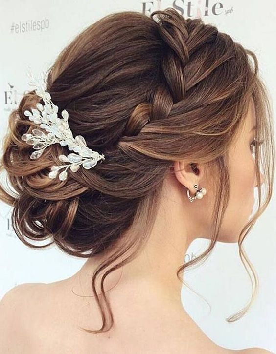 Hair styles at parties and holidays make you more attractive. Hair style can shape women's dignified, classical, gorgeous, elegant, natural and other temperament