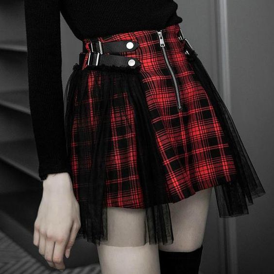 Short skirt is fashionable, sexy, and can show the perfect body of beauty