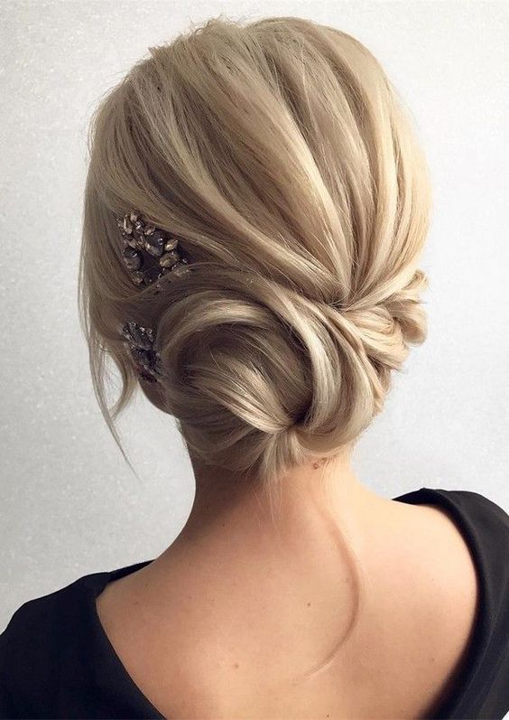 Hair styles at parties and holidays make you more attractive. Hair style can shape women's dignified, classical, gorgeous, elegant, natural and other temperament