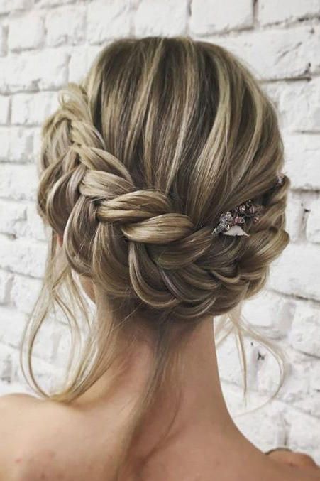 Hair styles at parties and holidays make you more attractive. Hair style can shape women's dignified, classical, gorgeous, elegant, natural and other temperament