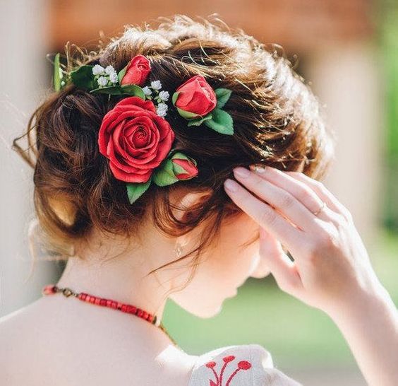 weaving hairstyles with flowers will look more perfect and more individual