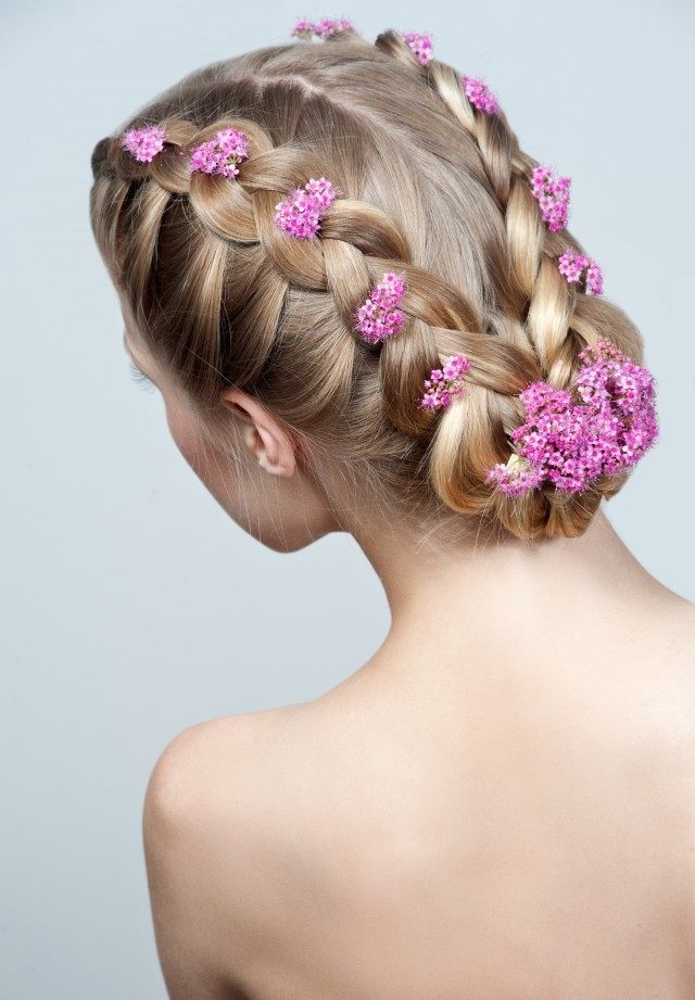 weaving hairstyles with flowers will look more perfect and more individual