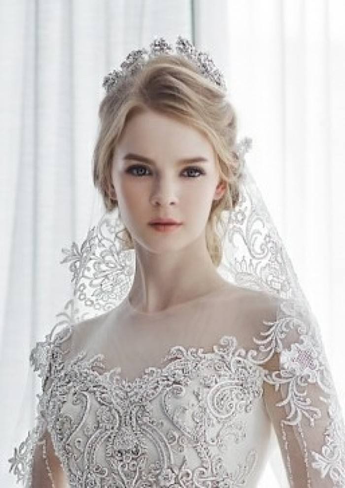 Bride hairstyle ;half up half down;for long hair;front view;medium length;with veil;down curls;wedding ideas